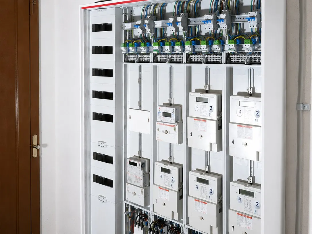 Moderner Zählerschrank mit Zählerfeldern, Automaten und Reihenklemmen